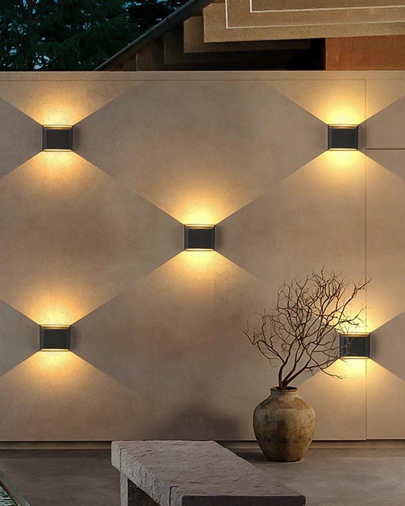 WALL LIGHT